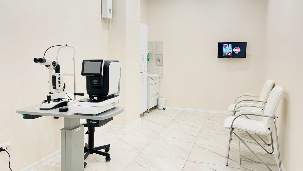 Почему нужно регулярно посещать офтальмолога при ношении контактных линз и очков?