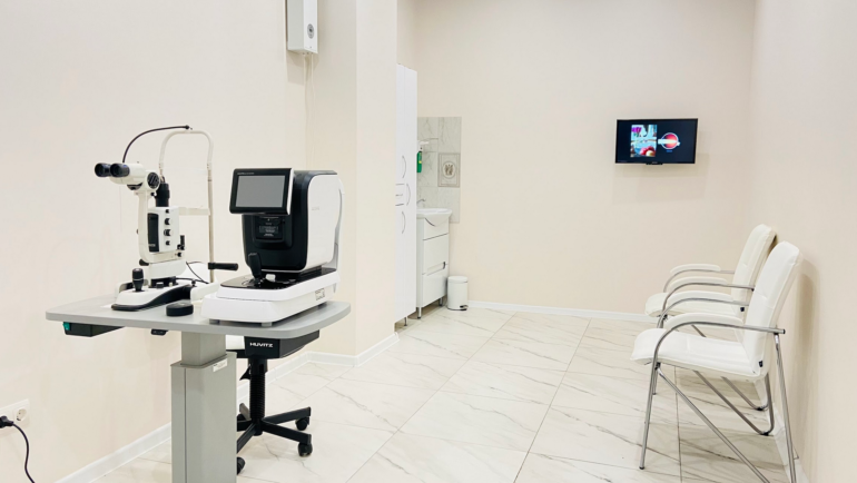 Почему нужно регулярно посещать офтальмолога при ношении контактных линз и очков?